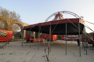 Bouches-du-Rhône: l'installation du Cirque Maximum à Aix en Provence en images