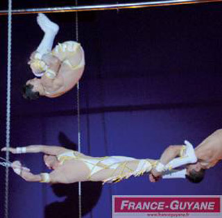 Guyane: des Brésiliens volants au trapèze sous la coupole du Cirque Roger Lanzac à Cayenne
