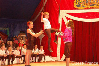 Finistère: les élèves de l'école privée, artistes du Cirque Klising à Ergué-Gabéric