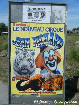 Loire-Atlantique: le matériel publicitaire du Nouveau Cirque Jean Richard