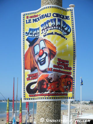 Loire-Atlantique: le matériel publicitaire du Nouveau Cirque Jean Richard