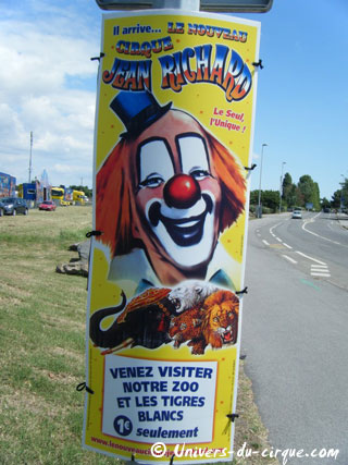Loire-Atlantique: le matériel publicitaire du Nouveau Cirque Jean Richard