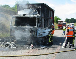 Loire: un camion du Cirque Arlette Gruss détruit par le feu sur la Nationale 7 à La Pacaudière