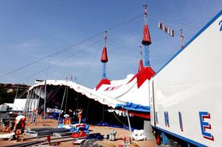 Suisse: le montage du Cirque Knie à Genève en images