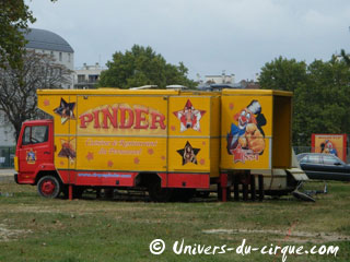 Paris: la prochaine saison d'hiver du Cirque Pinder se prépare sur la Pelouse de Reuilly