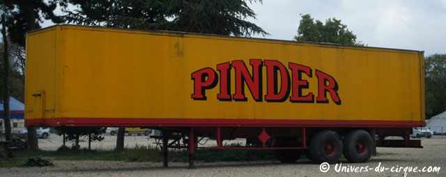 Paris: la prochaine saison d'hiver du Cirque Pinder se prépare sur la Pelouse de Reuilly