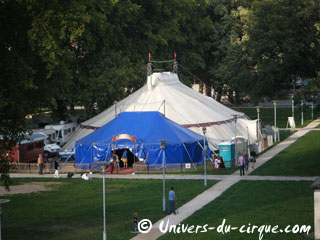 Paris: derniers jours du Cirque Rasposo au Parc de Bercy