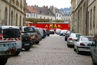 Saône-et-Loire: l'installation du Cirque Amar à Autun en images
