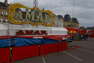 Saône-et-Loire: l'installation du Cirque Amar à Autun en images