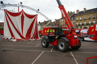 Saône-et-Loire: l'installation du Cirque Amar à Autun en images