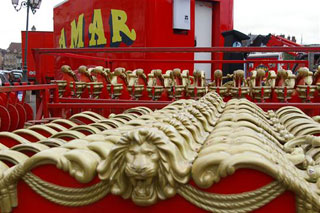 Saône-et-Loire: l'installation du Cirque Amar à Autun en images