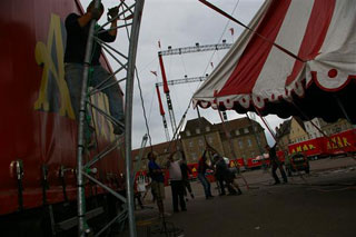Saône-et-Loire: l'installation du Cirque Amar à Autun en images