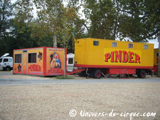 Paris: les préparatifs du Cirque Pinder se poursuivent sur la Pelouse de Reuilly