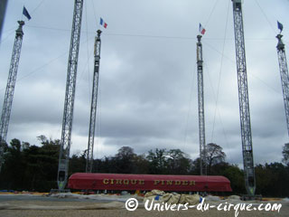 Paris: les préparatifs du Cirque Pinder se poursuivent sur la Pelouse de Reuilly