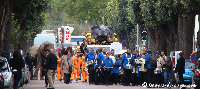 Saône-et-Loire: la parade de la Semaine du Cirque d'Autun