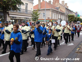 Saône-et-Loire: la parade de la Semaine du Cirque d'Autun