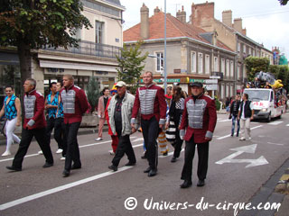 Saône-et-Loire: la parade de la Semaine du Cirque d'Autun