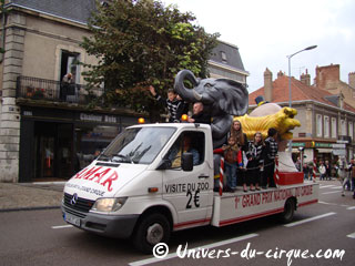 Saône-et-Loire: la parade de la Semaine du Cirque d'Autun