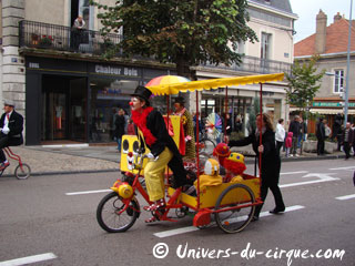 Saône-et-Loire: la parade de la Semaine du Cirque d'Autun