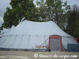 Paris: derniers jours de l'édition 2011 du Village de Cirque sur la Pelouse de Reuilly