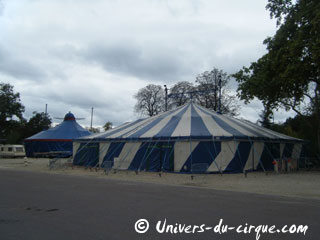 Paris: derniers jours de l'édition 2011 du Village de Cirque sur la Pelouse de Reuilly