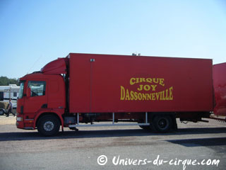 Essonne: les cirques Joy Dassonneville et Thierry Zavatta de passage à Sainte-Geneviève-des-Bois