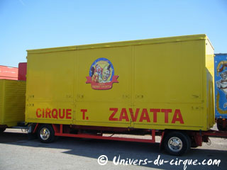 Essonne: les cirques Joy Dassonneville et Thierry Zavatta de passage à Sainte-Geneviève-des-Bois