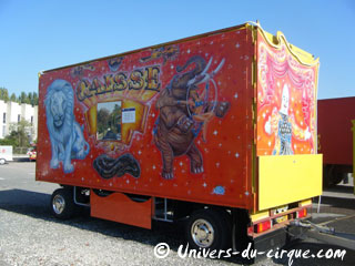 Essonne: les cirques Joy Dassonneville et Thierry Zavatta de passage à Sainte-Geneviève-des-Bois