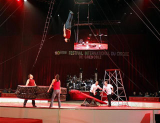 Isère: la 1 soirée du 10 Festival International du Cirque de Grenoble en images