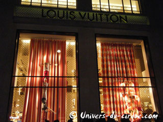 Paris: vitrines de Nol sur le thème du cirque chez Louis Vuitton