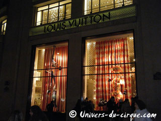 Paris: vitrines de Nol sur le thème du cirque chez Louis Vuitton