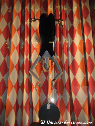 Paris: vitrines de Nol sur le thème du cirque chez Louis Vuitton