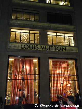 Paris: vitrines de Nol sur le thème du cirque chez Louis Vuitton