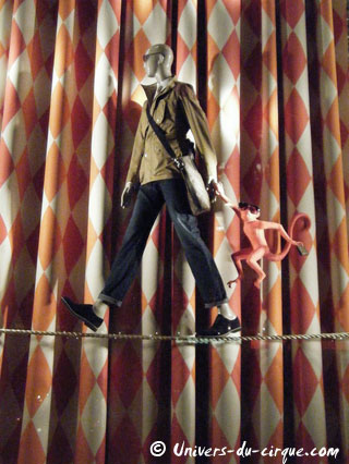Paris: vitrines de Nol sur le thème du cirque chez Louis Vuitton