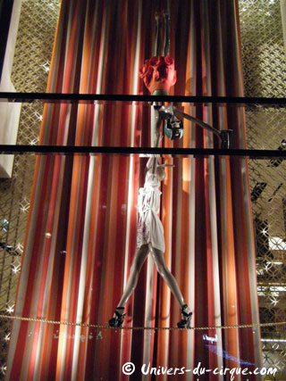 Paris: vitrines de Nol sur le thème du cirque chez Louis Vuitton
