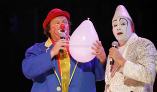 Pyrénées-Atlantiques: les Rech, famille de cirque sous le chapiteau du Cirque de Nol Place au Cirque