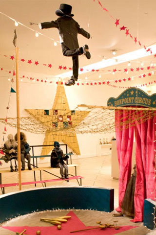 Paris: ambiance cirque pour les vitrines de Nol du magasin Bonpoint