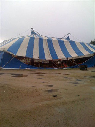 Loire-Atlantique: le chapiteau de l'Ecole du Cirque Micheletty déchiré par la tempête à Saint-Nazaire