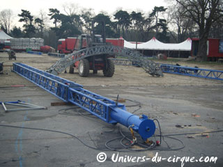 Paris: démontage du Cirque Arlette Gruss sur la Pelouse de Reuilly
