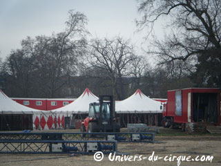 Paris: démontage du Cirque Arlette Gruss sur la Pelouse de Reuilly