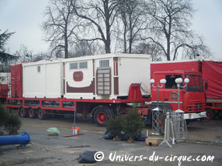 Paris: démontage du Cirque Arlette Gruss sur la Pelouse de Reuilly