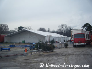 Paris: démontage du Cirque Arlette Gruss sur la Pelouse de Reuilly