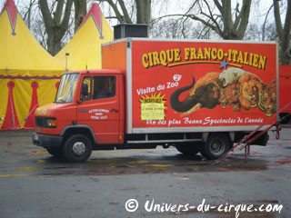 Maine-et-Loire: le matériel publicitaire du Cirque Franco-Italien à Angers