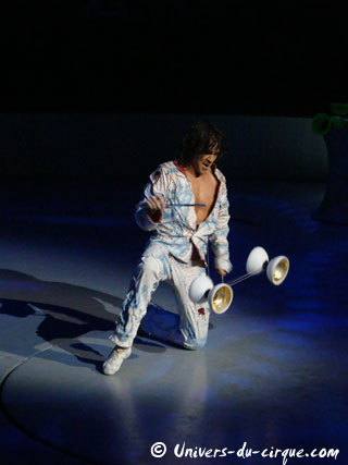 Paris: Pierre Marchand jongle entre les spectacles du Cirque d'Hiver Bouglione et du Lido