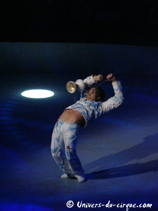 Paris: Pierre Marchand jongle entre les spectacles du Cirque d'Hiver Bouglione et du Lido