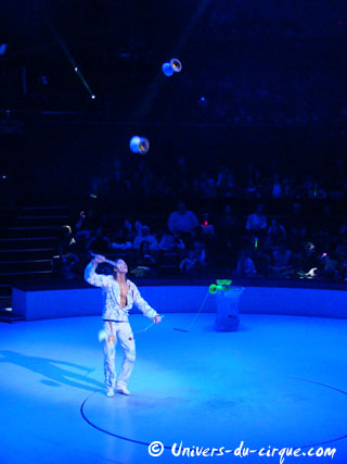 Paris: Pierre Marchand jongle entre les spectacles du Cirque d'Hiver Bouglione et du Lido