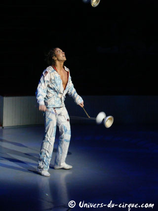 Paris: Pierre Marchand jongle entre les spectacles du Cirque d'Hiver Bouglione et du Lido