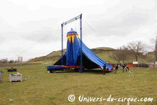 Yvelines: le montage des installations du 11 Festival du Cirque des Mureaux en images