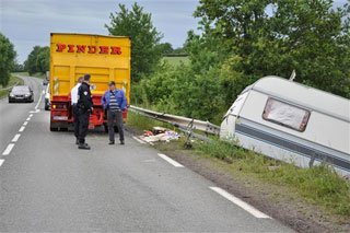 Saône-et-Loire: une caravane du Cirque Pinder éventrée sur la N80 au Creusot