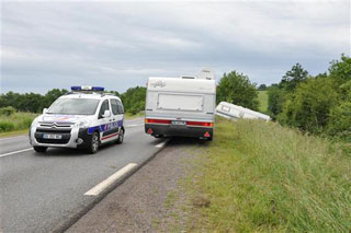 Saône-et-Loire: une caravane du Cirque Pinder éventrée sur la N80 au Creusot